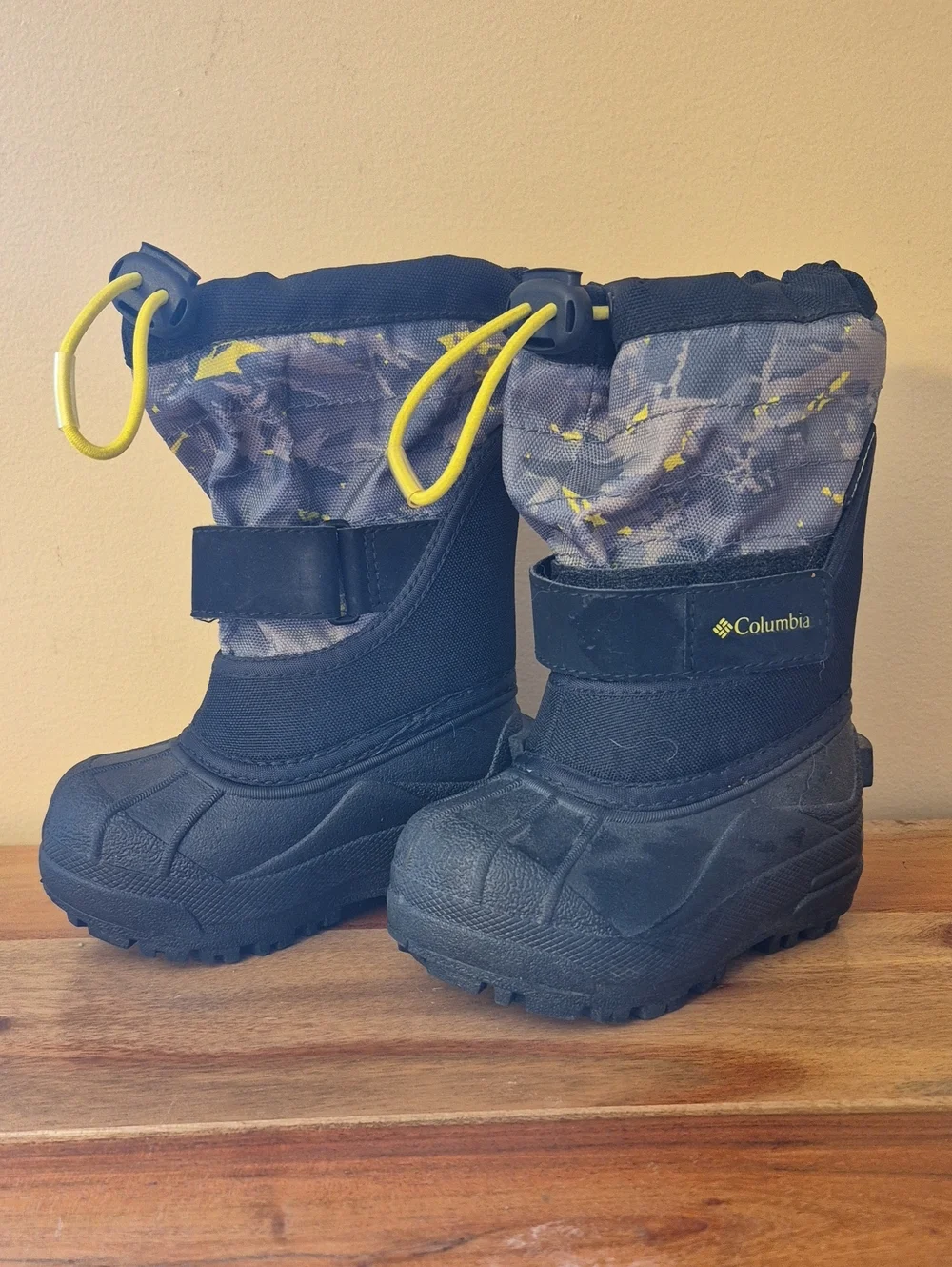 Columbia Toddler Black and Gray Camo Snow Boots with Yellow Accents - Sz. 6